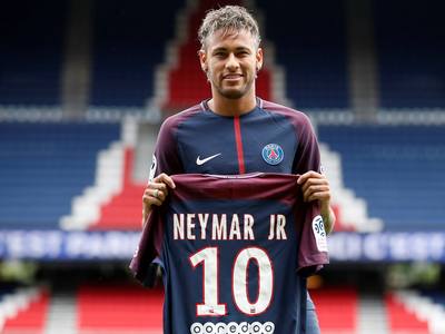 足坛一夜动态：AC米兰大逆转登顶意甲第1，B费创纪录曼联复仇狼队